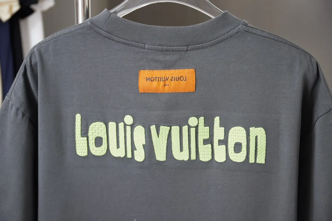 🅿️190 1V 25SS early spring new style embroidered LV letter short sleeves light luxury essential item for daily commuting for men and women Correct version Welcome to compare Detailed features · 320g 100% pure cotton double yarn jersey fabric · Special thickened 32 pieces of double-strand 1X1 thread in the same vat · Imported Tajima machine hollow show embroidery LV letter craft. Ready-made clothes are washed to make the embroidery softer · Double-needle stitching and cross-seam technology · Original main mark, washed tag, brand moisture-proof paper packaging Color: black/white/grey Size: S/M/L/XL